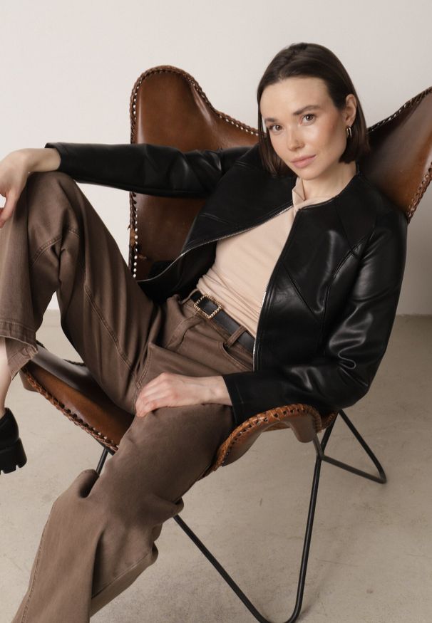 Born2be - Czarna Kurtka Ramoneska Taliowana bez Kołnierzyka w Motocyklowym Stylu Nelaswenna. Okazja: na co dzień. Typ kołnierza: bez kołnierzyka. Kolor: czarny. Materiał: poliester, jeans. Wzór: gładki. Styl: casual, elegancki