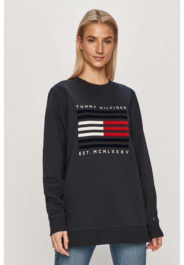 TOMMY HILFIGER - Tommy Hilfiger - Bluza. Okazja: na co dzień. Typ kołnierza: bez kaptura. Kolor: niebieski. Materiał: dzianina. Długość rękawa: długi rękaw. Długość: długie. Wzór: nadruk. Styl: casual