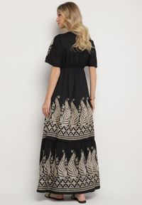 Born2be - Czarna Kopertowa Sukienka z Wiskozy Ozdobiona Frędzlami Redare. Okazja: na co dzień. Typ kołnierza: dekolt w serek. Kolor: czarny. Materiał: wiskoza. Wzór: aplikacja. Typ sukienki: kopertowe. Styl: casual, klasyczny, boho #7