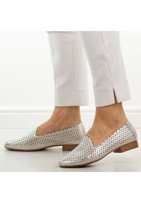 Srebrne skórzane półbuty damskie M.Daszyński Ol50-2. Okazja: na co dzień. Nosek buta: okrągły. Kolor: srebrny. Szerokość cholewki: normalna. Wzór: ażurowy, aplikacja. Materiał: skóra. Sezon: wiosna, lato. Obcas: na obcasie. Styl: casual, elegancki, klasyczny, wizytowy. Wysokość obcasa: niski #1