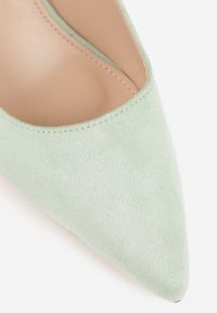 Renee - Jasnozielone Czółenka na Słupku Ozdobione Paskiem i Metaliczną Aplikacją Lannethe. Okazja: na randkę. Zapięcie: pasek. Kolor: zielony. Wzór: aplikacja. Obcas: na słupku. Styl: klasyczny #4