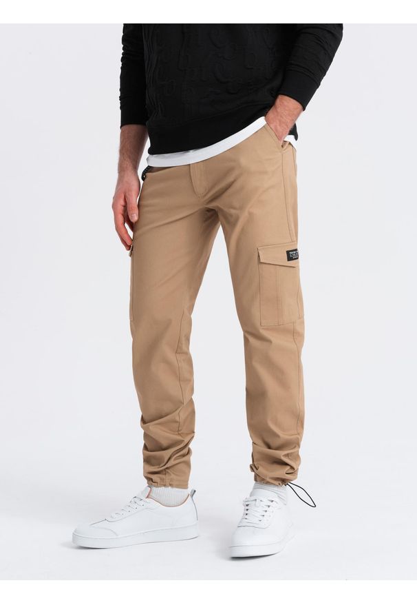 Ombre Clothing - Spodnie męskie z kieszeniami cargo i ściągaczem na dole nogawki - ciepło-brązowe V2. Kolor: brązowy. Materiał: elastan, bawełna
