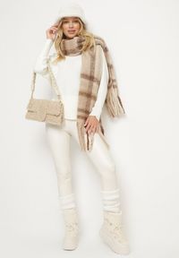 Born2be - Jasnobeżowy Klasyczny Sweter z Dekoltem w Łódkę Rieline. Okazja: na co dzień. Kolor: beżowy. Materiał: jeans. Długość rękawa: długi rękaw. Długość: długie. Styl: klasyczny #5
