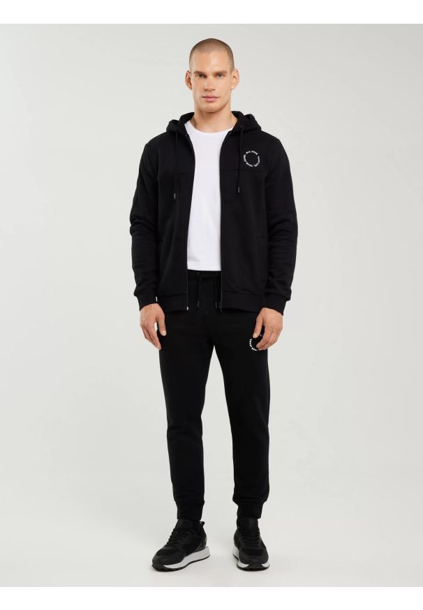 Big-Star - Bluza męska z kapturem czarna Ajron 906/ Kersyn 906. Okazja: na spacer. Typ kołnierza: kaptur. Kolor: czarny. Materiał: jeans, materiał, dresówka. Długość rękawa: długi rękaw. Długość: długie. Styl: wakacyjny, sportowy, elegancki