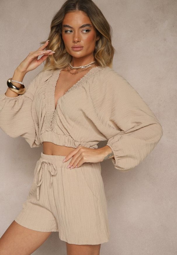 Renee - Beżowy 2-Częściowy Komplet Bluzka z Głębokim Dekoltem Szorty z Gumką w Talii Gemvia. Kolor: beżowy. Materiał: tkanina
