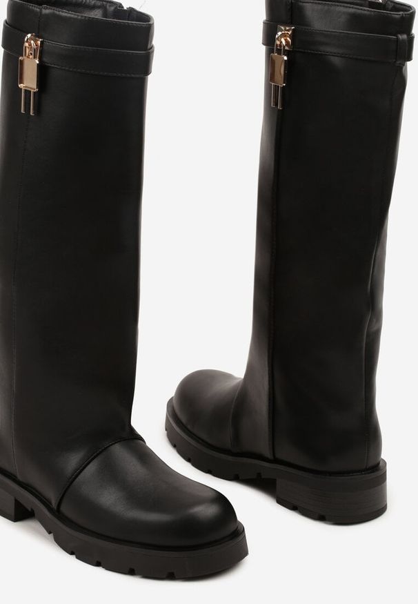 Renee - Czarne Kozaki z Imitacją Nakładkowej Cholewki i Aplikacją Nallara. Okazja: na co dzień, na randkę. Kolor: czarny. Materiał: skóra, jeans. Szerokość cholewki: normalna. Wzór: aplikacja. Styl: casual, elegancki