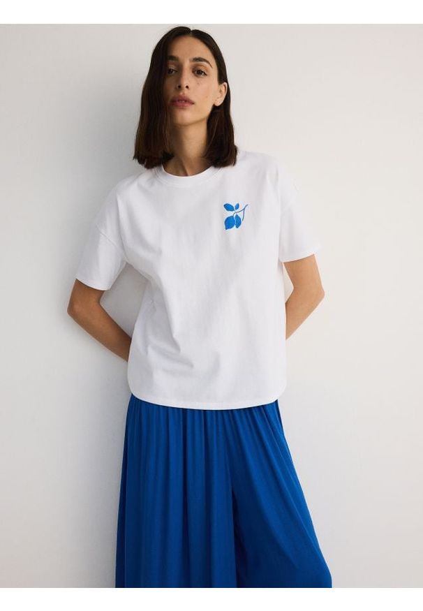 Reserved - T-shirt oversize z nadrukiem - biały. Kolor: biały. Materiał: bawełna, dzianina. Wzór: nadruk