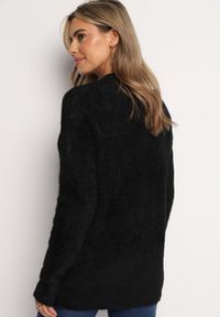 Born2be - Czarny Klasyczny Sweter z Puchatego Materiału Oversize Miarra. Kolor: czarny. Materiał: materiał. Styl: klasyczny #3