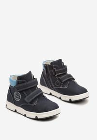 Born2be - Granatowe Botki Clibee na Płaskiej Tłoczonej Podeszwie z Aplikacją Romirra. Okazja: na spacer. Zapięcie: rzepy. Kolor: niebieski. Wzór: aplikacja. Sezon: jesień. Styl: młodzieżowy, elegancki