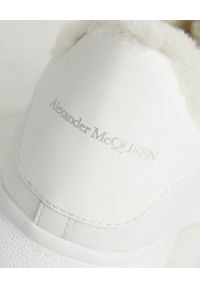 Alexander McQueen - ALEXANDER MCQUEEN - Białe sneakersy z ociepleniem. Kolor: biały. Szerokość cholewki: normalna #2