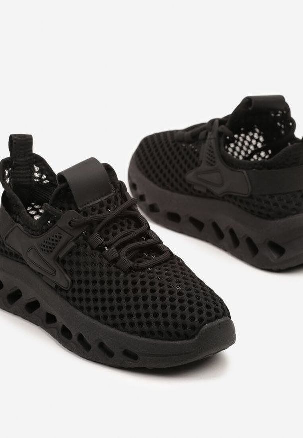 Born2be - Czarne Siateczkowe Buty Sportowe Sneakersy na Grubej Tłoczonej Podeszwie Luriane. Okazja: na co dzień. Kolor: czarny. Materiał: jeans, materiał