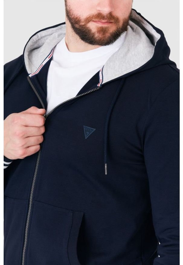 Guess - GUESS Granatowa bluza męska z kapturem na zamek. Typ kołnierza: kaptur. Kolor: niebieski. Wzór: aplikacja