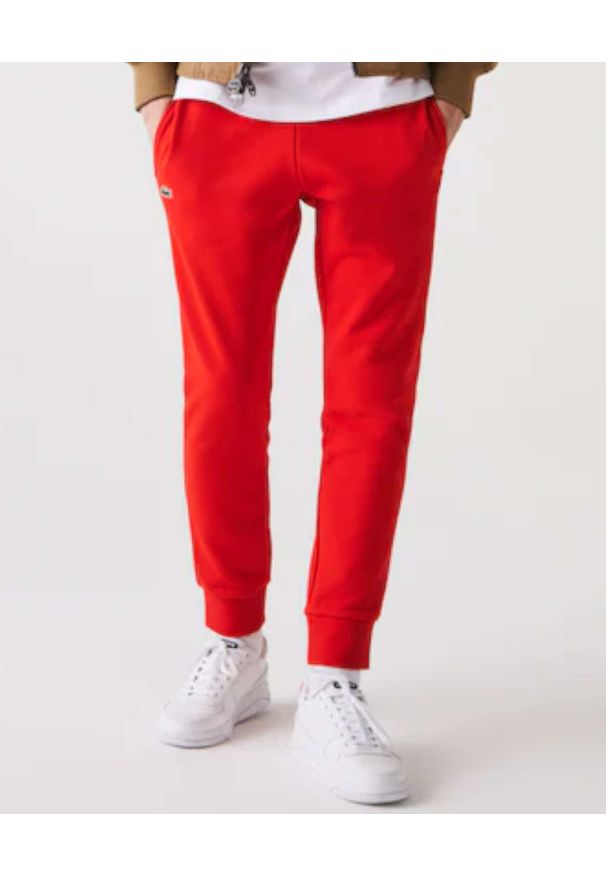 Lacoste - LACOSTE - Czerwone spodnie dresowe Sport Tennis. Kolor: czerwony. Materiał: dresówka. Wzór: haft, aplikacja