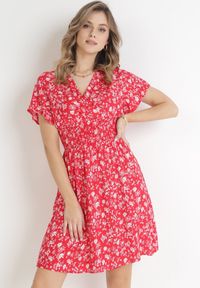 Born2be - Czerwona Kwiecista Sukienka Mini z Wiskozy z Marszczoną Gumką w Pasie Catela. Kolor: czerwony. Materiał: wiskoza. Długość rękawa: krótki rękaw. Wzór: kwiaty. Sezon: wiosna, lato. Typ sukienki: rozkloszowane, kopertowe. Długość: mini #1