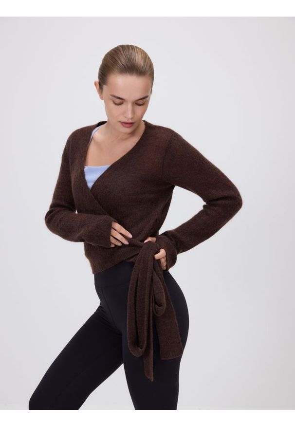 Reserved - Sweter z wełną - ciemnobrązowy. Kolor: brązowy. Materiał: wełna
