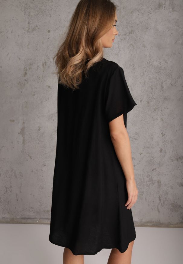 Renee - Czarna Wiskozowa Sukienka Pudełkowa z Dekoltem w Serek Noludig. Typ kołnierza: dekolt w serek. Kolekcja: plus size. Kolor: czarny. Materiał: wiskoza. Typ sukienki: dla puszystych