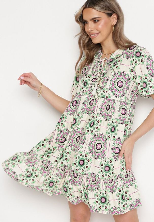 Born2be - Zielona Sukienka Boho z Wiskozy o Rozkloszowanym Fasonie Wiadena. Okazja: na co dzień, na spacer. Kolor: zielony. Materiał: wiskoza. Długość rękawa: krótki rękaw. Wzór: aplikacja. Sezon: lato. Styl: boho