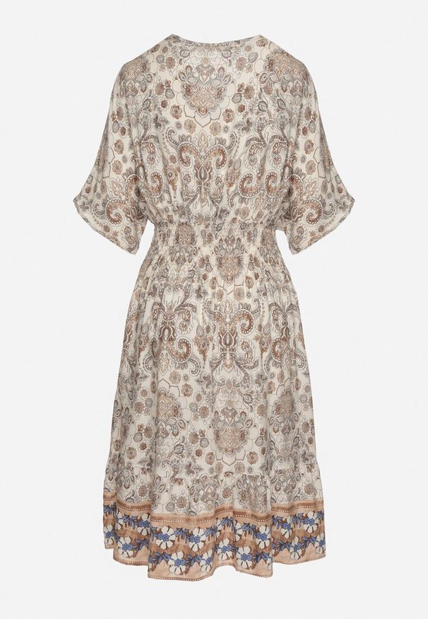 Born2be - Ciemnobeżowa Sukienka z Wiskozy w Ornamentalny Wzór z Szeroką Gumką w Pasie Tanissla. Okazja: do pracy, na spotkanie biznesowe, na co dzień, na randkę. Typ kołnierza: dekolt w kształcie V. Kolor: beżowy. Materiał: wiskoza. Długość rękawa: krótki rękaw. Sezon: wiosna, lato. Styl: klasyczny, casual, elegancki, biznesowy