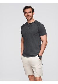 Ombre Clothing - T-shirt męski z efektem sprania i guzikami przy dekolcie – czarny V1. Okazja: na co dzień. Kolor: czarny. Materiał: bawełna, dzianina. Długość rękawa: raglanowy rękaw. Długość: krótkie. Sezon: lato. Styl: elegancki, klasyczny, vintage, casual #1