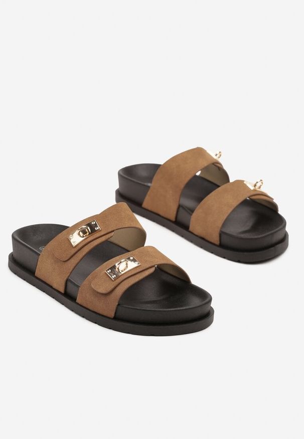 Renee - Brązowe Klapki w Casualowym Stylu Zdobione Metalicznymi Aplikacjami Tasloti. Okazja: na co dzień. Kolor: brązowy. Materiał: jeans. Wzór: aplikacja. Sezon: lato. Obcas: na obcasie. Styl: elegancki, casual. Wysokość obcasa: niski