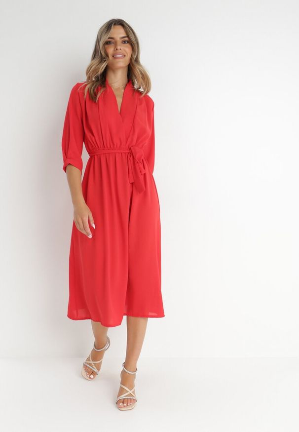 Born2be - Czerwona Sukienka Rheniolea. Typ kołnierza: dekolt kopertowy. Kolor: czerwony. Typ sukienki: kopertowe. Styl: elegancki. Długość: midi