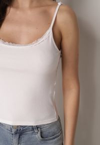 Born2be - Biały Bawełniany Top Bieliźniany z Koronką na Regulowanych Ramiączkach Beralisa. Okazja: na co dzień. Kolor: biały. Materiał: bawełna, koronka. Długość rękawa: na ramiączkach. Wzór: koronka. Sezon: zima, jesień. Styl: casual, klasyczny #2