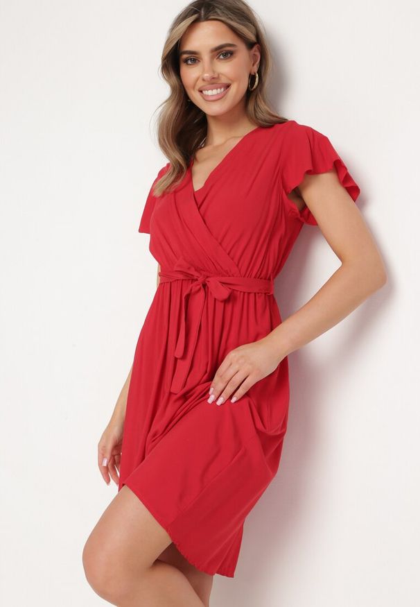 Born2be - Czerwona Sukienka z Wiskozy i Wiązanym Paskiem Gariela. Kolor: czerwony. Materiał: wiskoza. Typ sukienki: kopertowe