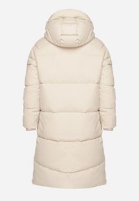 Born2be - Jasnobeżowa Pikowana Kurtka Zimowa z Kapturem i Bocznymi Suwakami Falossea. Okazja: na co dzień. Typ kołnierza: kaptur. Kolekcja: plus size. Kolor: beżowy. Materiał: jeans, poliester, dzianina. Sezon: zima. Styl: klasyczny, casual