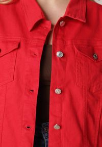 Born2be - Czerwona Bawełniana Kurtka Jeansowa Perimea. Kolor: czerwony. Materiał: bawełna, jeans #2