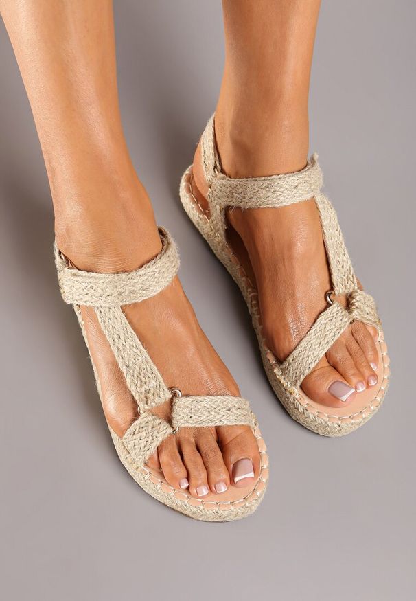 Renee - Beżowe Sandały Hyrmissa. Nosek buta: otwarty. Zapięcie: rzepy. Kolor: beżowy. Wzór: aplikacja. Sezon: lato. Obcas: na platformie. Styl: elegancki