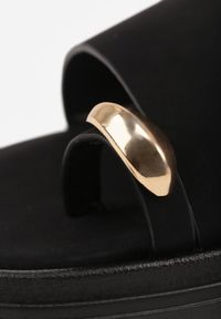 Renee - Czarne Klapki Japonki Ozdobione Aplikacją na Palcu Noevianna. Okazja: na spacer, na co dzień. Kolor: czarny. Materiał: jeans. Wzór: aplikacja. Sezon: wiosna, lato. Styl: casual #8