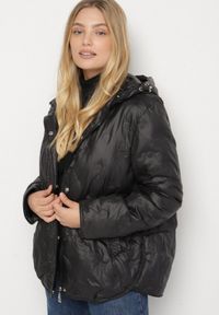 Born2be - Czarna Pikowana Kurtka Przejściowa z Kapturem Arivitte. Okazja: na co dzień. Typ kołnierza: kaptur. Kolekcja: plus size. Kolor: czarny. Materiał: jeans. Styl: casual, elegancki #4