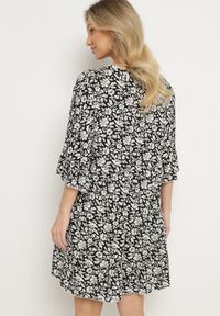Born2be - Czarna Bawełniana Sukienka w Kwiaty o Rozkloszowanym Kroju Jenaleira. Okazja: na co dzień. Typ kołnierza: dekolt w serek. Kolor: czarny. Materiał: bawełna. Długość rękawa: krótki rękaw. Wzór: kwiaty. Styl: casual, klasyczny #6