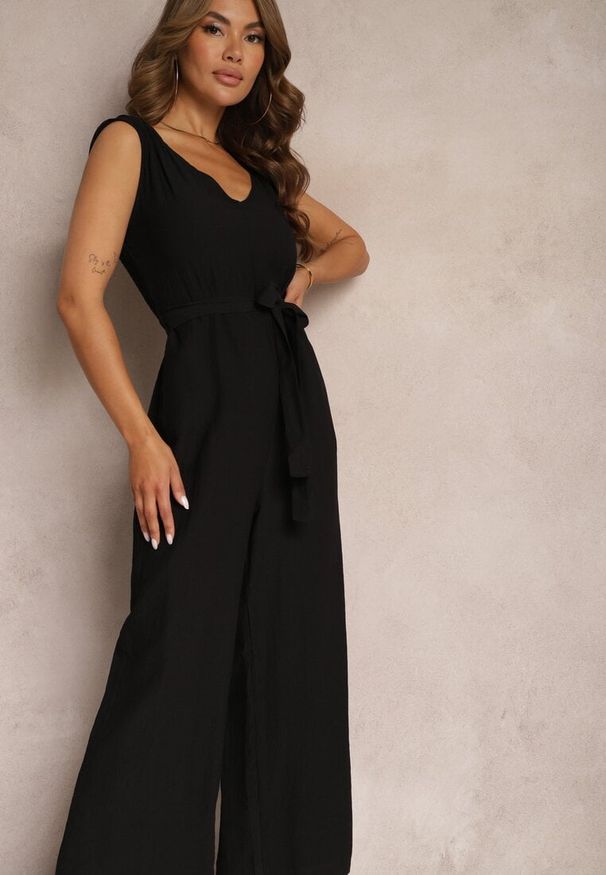 Renee - Czarny Kombinezon z Wiskozy z Szerokimi Nogawkami z Gumką w Pasie i Materiałowym Paskiem Acladia. Kolor: czarny. Materiał: materiał, wiskoza. Styl: wizytowy, elegancki