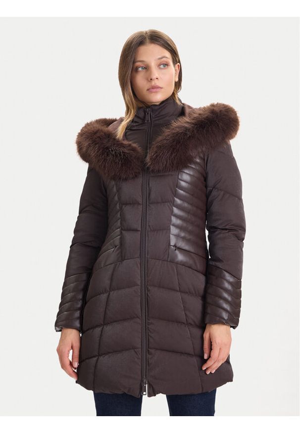 Guess Kurtka zimowa W4BL61 WGLZ0 Brązowy Slim Fit. Kolor: brązowy. Materiał: syntetyk. Sezon: zima