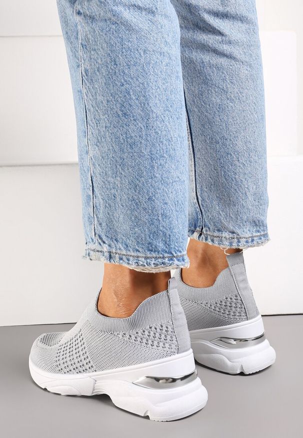 Born2be - Szare Buty Sportowe na Grubej Podeszwie z Elastyczną Cholewką Tyla. Zapięcie: bez zapięcia. Kolor: szary. Szerokość cholewki: normalna. Sezon: wiosna, lato