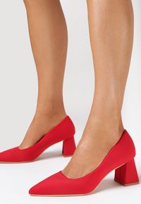 Born2be - Czerwone Czółenka Ranni. Nosek buta: szpiczasty. Kolor: czerwony. Materiał: materiał. Szerokość cholewki: normalna. Wzór: geometria, gładki. Obcas: na słupku. Styl: klasyczny, elegancki #1