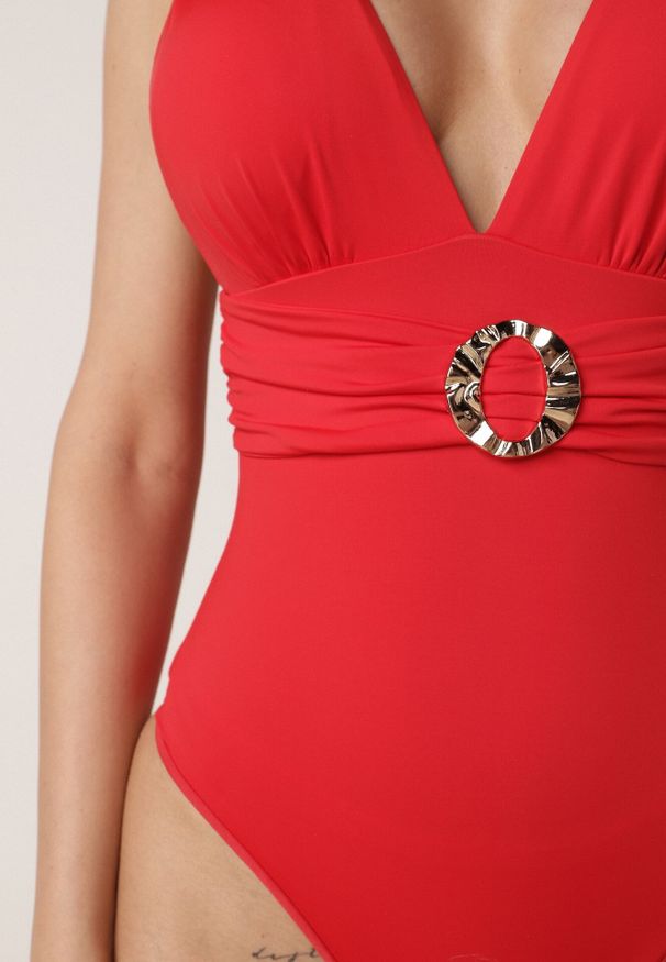 Born2be - Czerwony Jednoczęściowy Strój Kąpielowy z Marszczeniem i Imitacją Paska z Klamrą Tinryss. Kolekcja: plus size. Kolor: czerwony. Długość: długie
