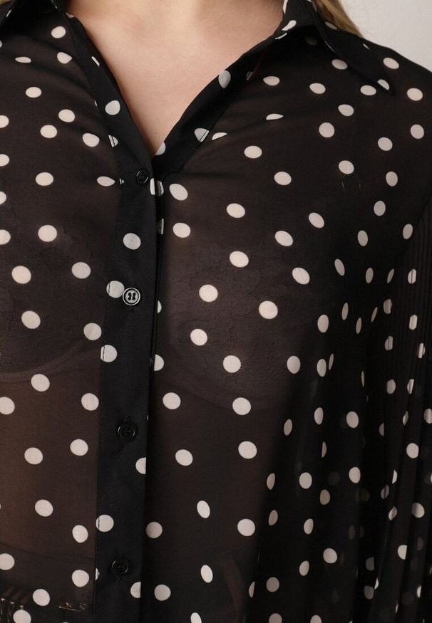 Born2be - Czarna Bawełniano-Wiskozowa Koszula w Groszki z Plisowanymi Rękawami Ronan. Okazja: na co dzień, na spotkanie biznesowe, do pracy. Kolor: czarny. Materiał: wiskoza, bawełna. Wzór: grochy. Styl: casual, biznesowy, klasyczny