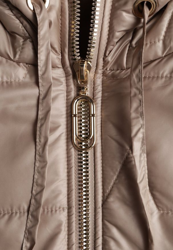 Born2be - Jasnobrązowa Kamizelka z Nieodpinanym Kapturem i Geometrycznym Pikowaniem Kalousa. Okazja: na co dzień. Kolor: brązowy. Materiał: jeans, dresówka. Długość rękawa: długi rękaw. Wzór: geometria. Styl: casual, klasyczny