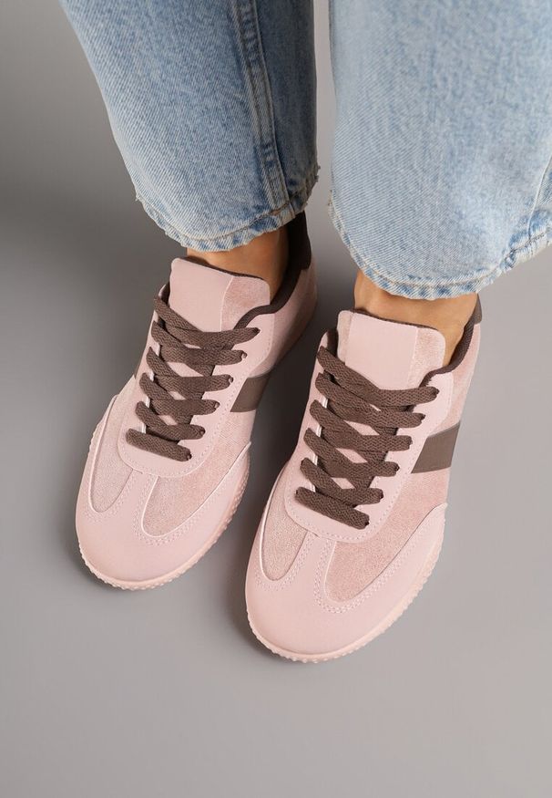Renee - Różowo-Brązowe Sneakersy Ozdobione Tłoczeniem Halennesa. Okazja: na co dzień. Kolor: różowy. Materiał: jeans. Wzór: aplikacja