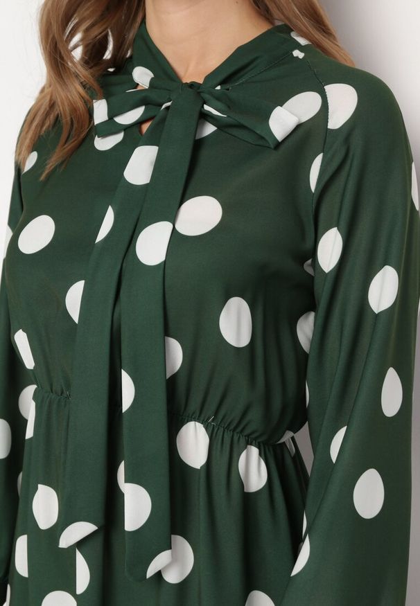 Born2be - Ciemnozielona Rozkloszowana Sukienka Midi z Wiązaniem przy Dekolcie w Kropki Velvina. Kolor: zielony. Wzór: kropki. Styl: retro. Długość: midi