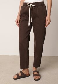 Born2be - Brązowe Bawełniane Jeansy Mom Fit ze Ściągaczem i Wiązaniem w Pasie Pallelato. Okazja: na co dzień. Kolor: brązowy. Długość: długie. Styl: elegancki, casual #6