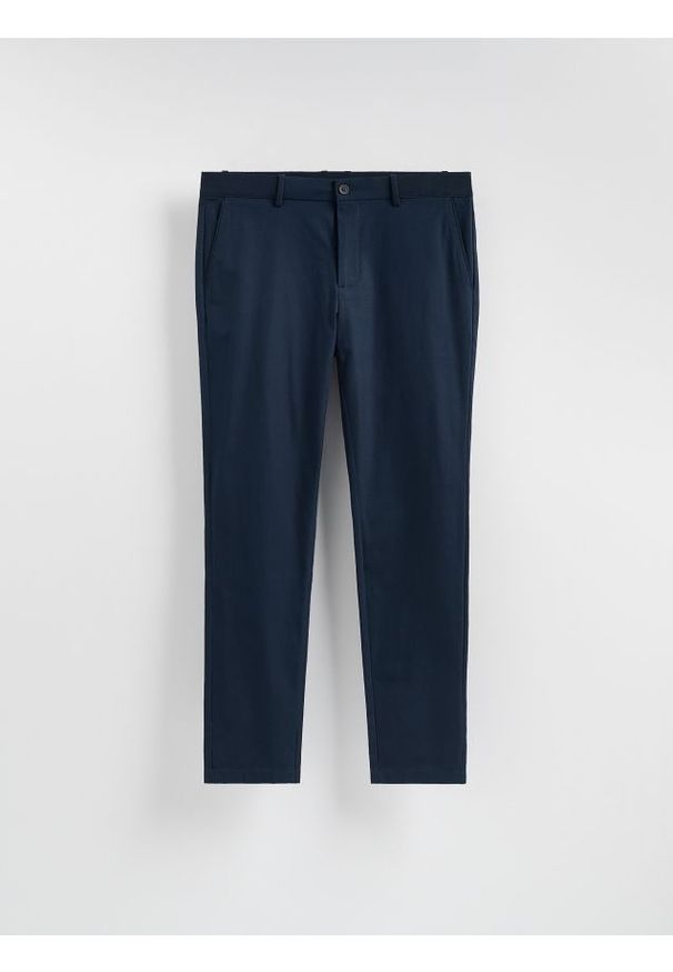 Reserved - Spodnie chino slim fit - granatowy. Kolor: niebieski. Materiał: wiskoza, tkanina