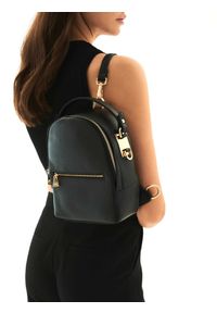 Kazar - Czarny plecak damski 2w1. Kolor: czarny. Materiał: skóra. Wzór: paski #4