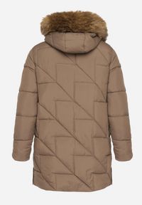 Born2be - Brązowa Pikowana Kurtka z Kapturem z Futerkiem Ruvite. Typ kołnierza: kaptur. Kolekcja: plus size. Kolor: brązowy. Materiał: futro #3