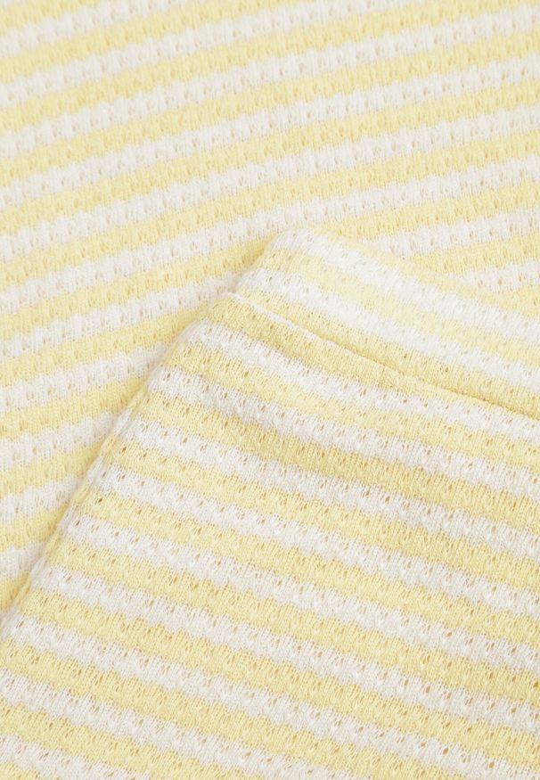 Born2be - Żółty Komplet Bawełniany z Dzianiny Szorty i T-shirt o Luźnym Kroju w Paski Proseltte. Kolor: żółty. Materiał: bawełna, dzianina. Wzór: paski