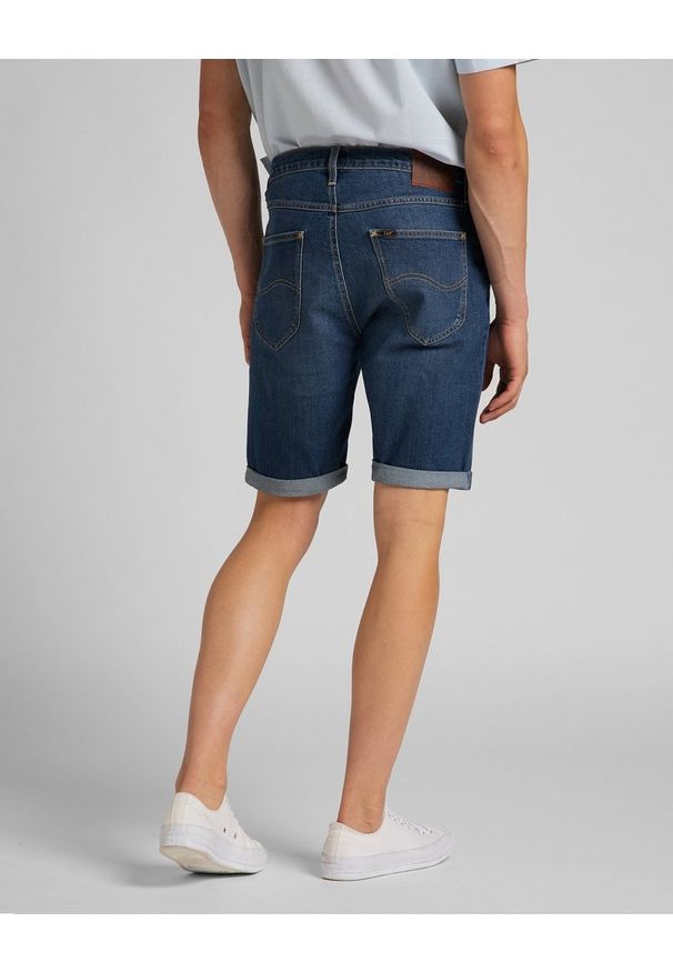 Lee - KRÓTKIE SPODENKI JEANSOWE LEE 5 Pocket Short HAWAII DARK L73EMGQA 112120487. Materiał: jeans. Długość: krótkie