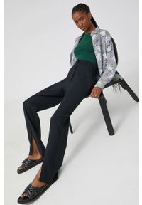 Answear Lab koszula bawełniana damska kolor czarny relaxed z kołnierzykiem klasycznym. Typ kołnierza: kołnierzyk klasyczny. Kolor: czarny. Materiał: bawełna. Styl: wakacyjny, klasyczny #2