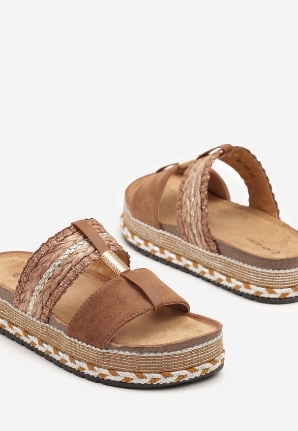 Born2be - Brązowe Klapki Ozdobione Plecionką na Grubej Podeszwie Elbia. Okazja: na co dzień, na spacer. Nosek buta: otwarty. Kolor: brązowy. Materiał: jeans. Wzór: aplikacja. Sezon: lato. Styl: elegancki, casual